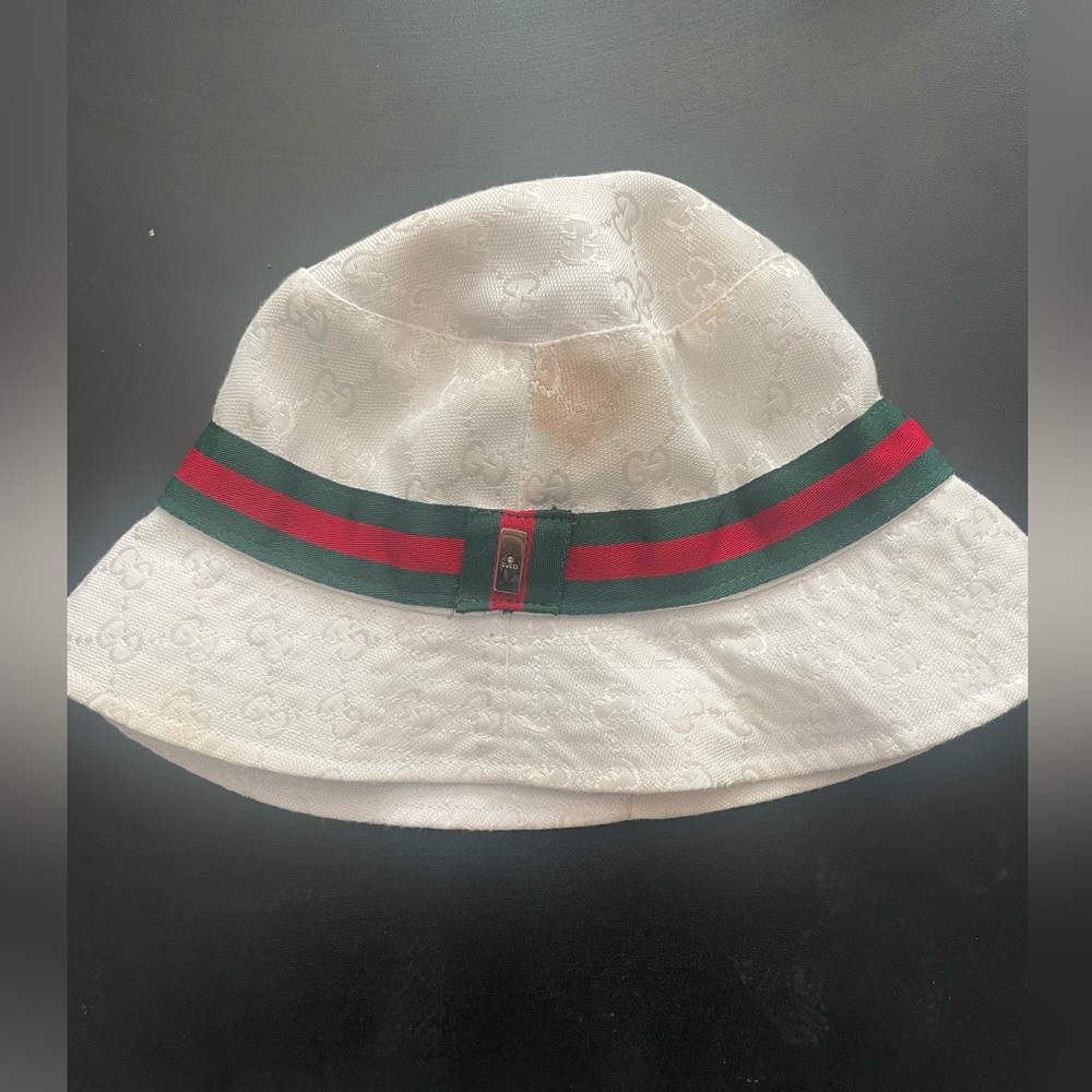 While Gucci bucket hat